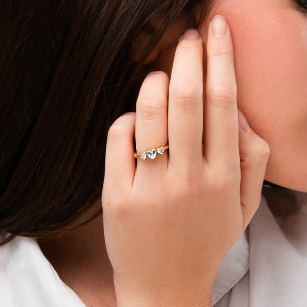 ANILLO DE ACERO CHAPADO EN ORO PARA MUJER CON CORAZONES Y CIRCONITAS BLANCAS - Imagen 2