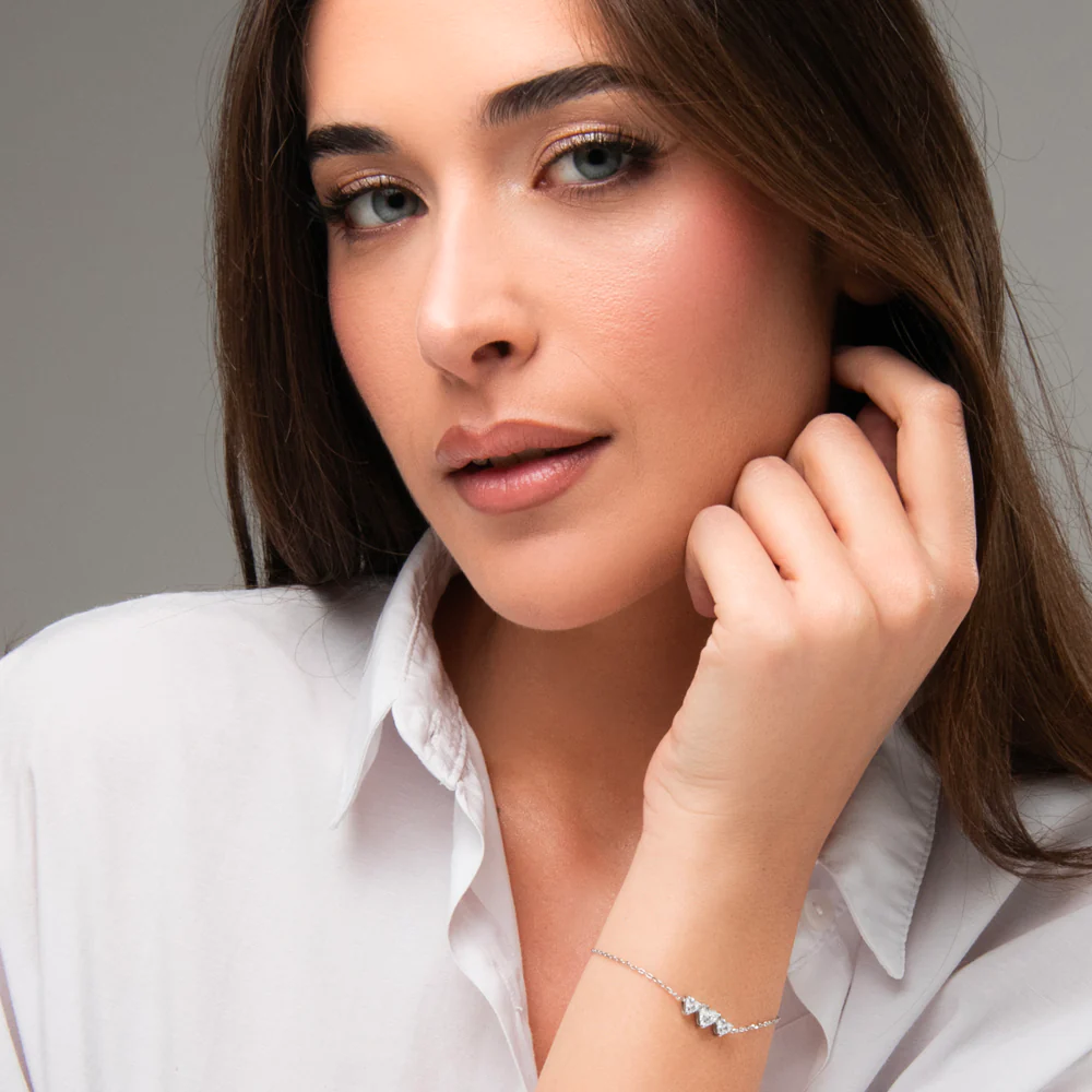 PULSERA DE MUJER EN ACERO CON CORAZONES Y CIRCONITAS BLANCAS - Imagen 3