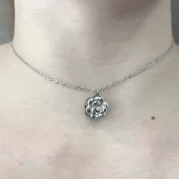 CADENA DE ACERO PARA MUJER CON ROSA GIRATÓRIA - Imagen 2
