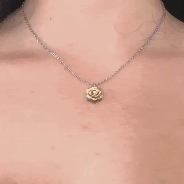 CADENA DE ACERO PARA MUJER CON ROSA GIRATÓRIA CON BAÑO ORO IP - Imagen 2